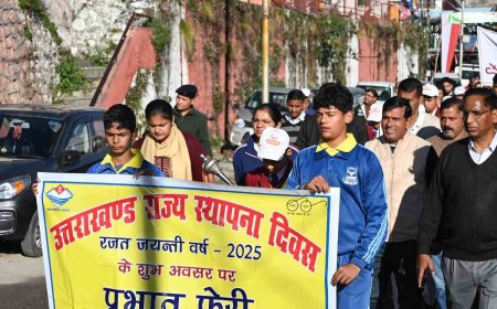 टिहरी गढ़वाल में प्रभात फेरी: उत्साहित बच्चों ने दिखाई जोश और देशभक्ति