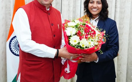 महिला क्रिकेट वर्ल्ड कप की विजेता स्नेह राणा की मुख्यमंत्री पुष्कर सिंह धामी से भेंट, बधाई एवं शुभकामनाएँ प्राप्त कीं