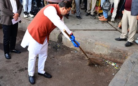 मुख्यमंत्री धामी का आईएसबीटी देहरादून में औचक निरीक्षण, अव्यवस्था देखकर स्वयं उठाई झाड़ू