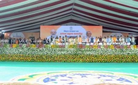 बिहार सरकार के शपथ ग्रहण समारोह में शामिल हुए मुख्यमंत्री पुष्कर सिंह धामी