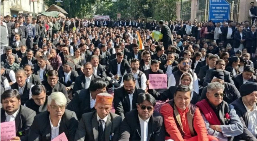 देहरादून में अधिवक्ताओं की हड़ताल, बार एसोसिएशन का समर्थन - चैंबर निर्माण की मांग