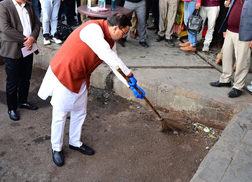 मुख्यमंत्री धामी का आईएसबीटी देहरादून में औचक निरीक्षण, अव्यवस्था देखकर स्वयं उठाई झाड़ू