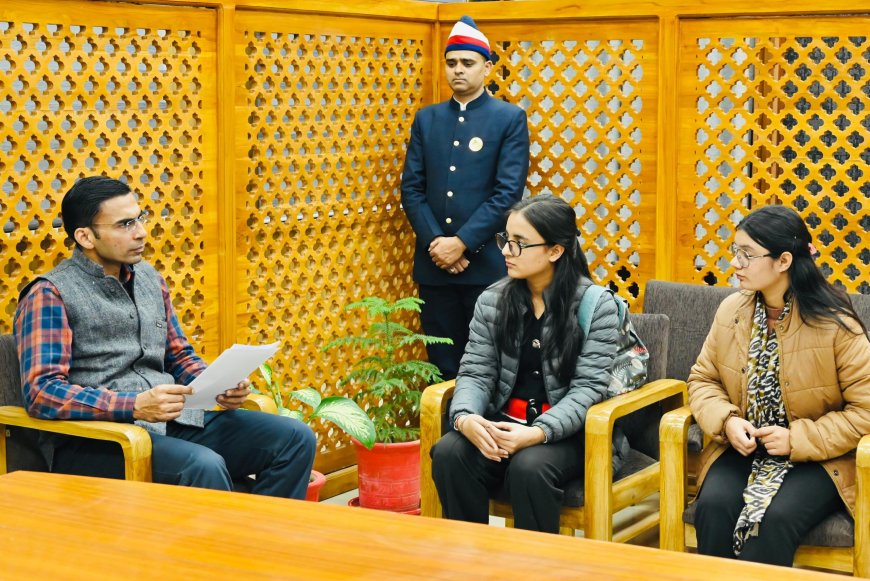 पिता के निधन के बाद शिक्षा की राह में आई बाधा, डीएम ने कराया कॉलेज में दाखिला