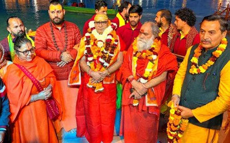 गंगा आरती में स्वामी रसिक महाराज का शानदार स्वागत, सनातन धर्म के लिए झूठे गुरुओं से खतरे की चेतावनी