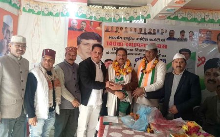 कांग्रेस पार्टी ने धूमधाम से मनाया 140 वां स्थापना दिवस, झंडा रोहण और मिष्ठान वितरण
