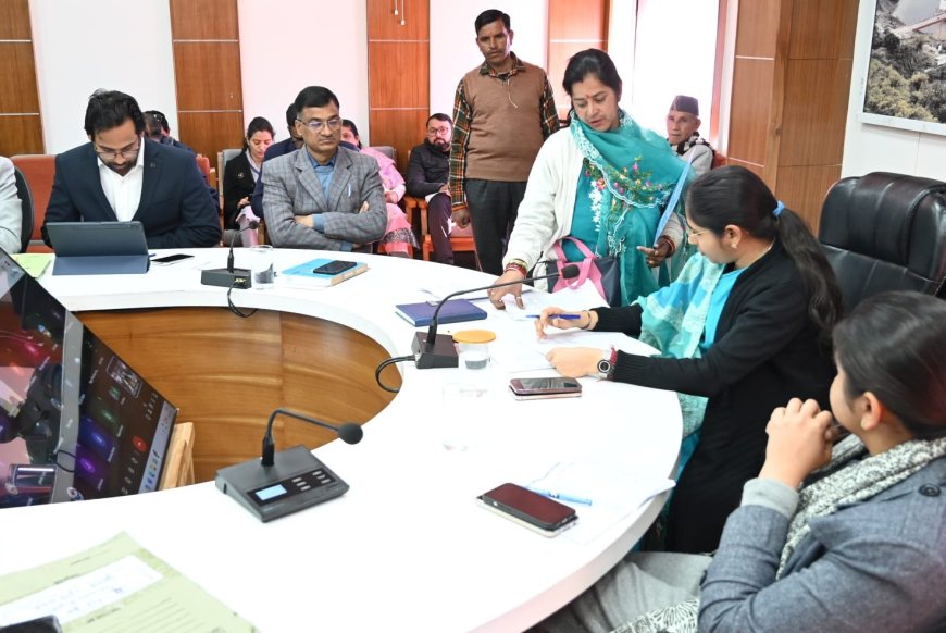 टिहरी गढ़वाल के जनता दरबार में 56 से अधिक आवेदन पत्र दर्ज