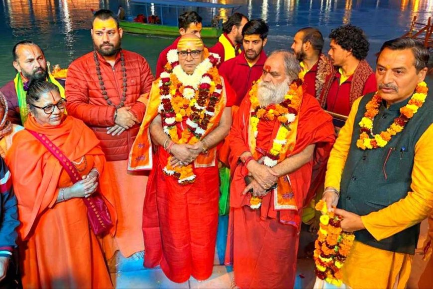 गंगा आरती में स्वामी रसिक महाराज का शानदार स्वागत, सनातन धर्म के लिए झूठे गुरुओं से खतरे की चेतावनी
