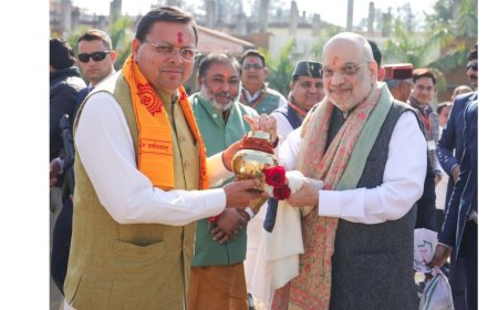 दिल्ली प्रस्थान से पूर्व अमित शाह को गंगाजल का कलश भेंट