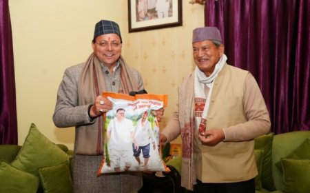 सीएम धामी की हरियाली से सजी भेंट, श्री हरीश रावत को दिए खेत में उत्पादित चावल