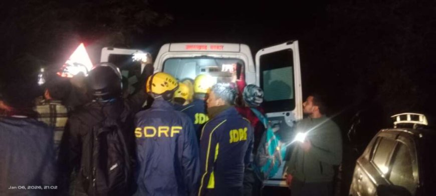 नैनीताल में सड़क पर हादसा: स्विफ्ट कार खाई में गिरी, पांच घायल