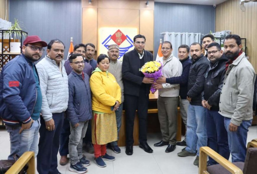 उत्तरांचल प्रेस क्लब की कार्यकारिणी ने जिलाधिकारी से की शिष्टाचार भेंट, पत्रकारों के मुद्दों पर हुई चर्चा
