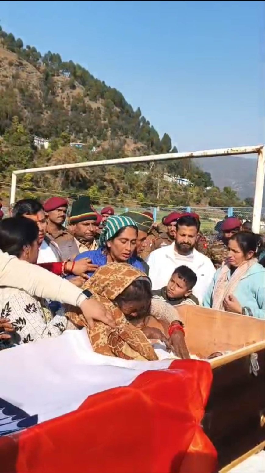 शहीद हवलदार गजेंद्र सिंह गढ़िया की अंतिम विदाई: सैन्य सम्मान और गम के बीच की एक अद्भुत कहानी