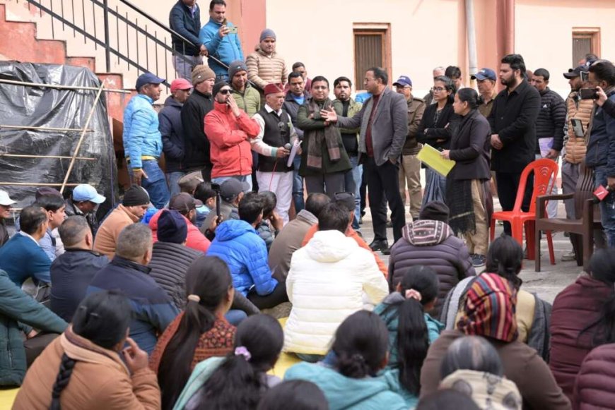 जिलाधिकारी की पहल पर धरना स्थगित, आपदा पीड़ितों को मिली राहत की आशा