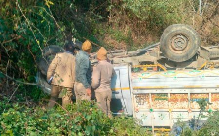 उत्तराखंड में पिकअप खाई में गिरी, पांच लोग घायल - गंभीर सड़क दुर्घटना