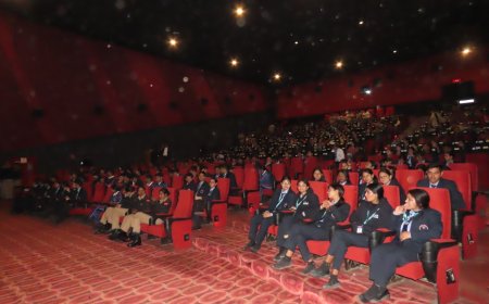 देहरादून में फिल्म “अजेय” की भव्य स्क्रीनिंग: योगी आदित्यनाथ की प्रेरणादायक कहानी