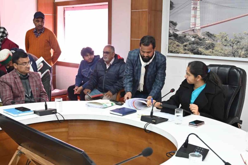 जिलाधिकारी टिहरी ने जनता दरबार कार्यक्रम में जनता की समस्याओं को सुना