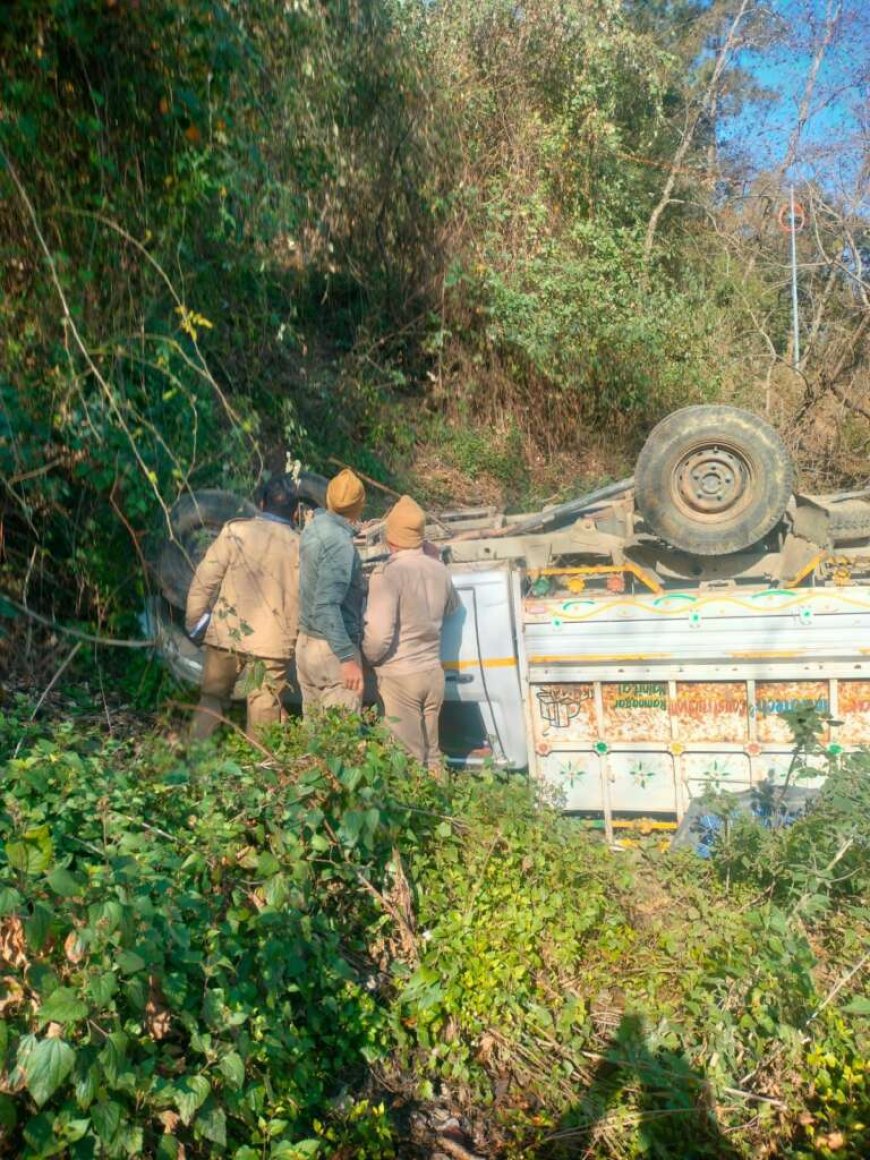 उत्तराखंड में पिकअप खाई में गिरी, पांच लोग घायल - गंभीर सड़क दुर्घटना