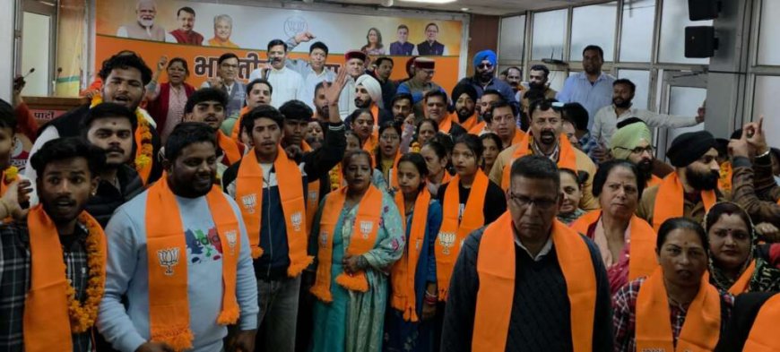 देहरादून में कांग्रेस और बसपा के सैकड़ों कार्यकर्ताओं ने भाजपा का दामन थामा