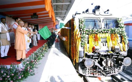 सीएम योगी ने रवाना की अनोखी ट्रेन, श्रद्धालुओं के लिए खास यात्रा