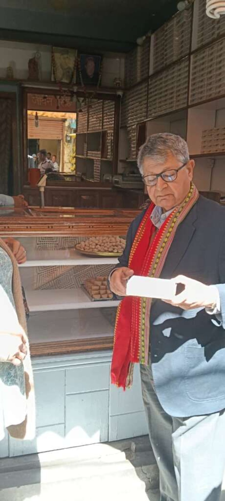 अल्मोड़ा में नीति आयोग के उपाध्यक्ष सुमन के. बेरी ने बाल मिठाई का लिया स्वाद