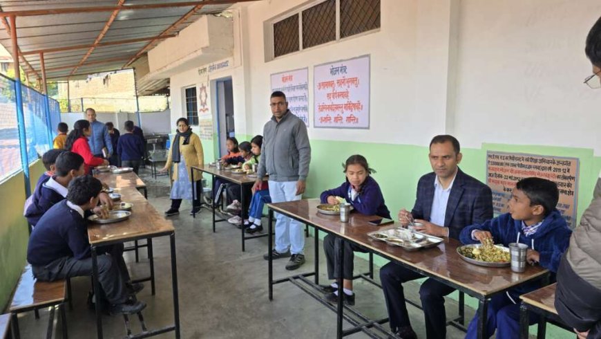 उत्तराखंड: डीएम ने स्कूल में बच्चों के साथ किया मिड-डे मील का अनुभव साझा