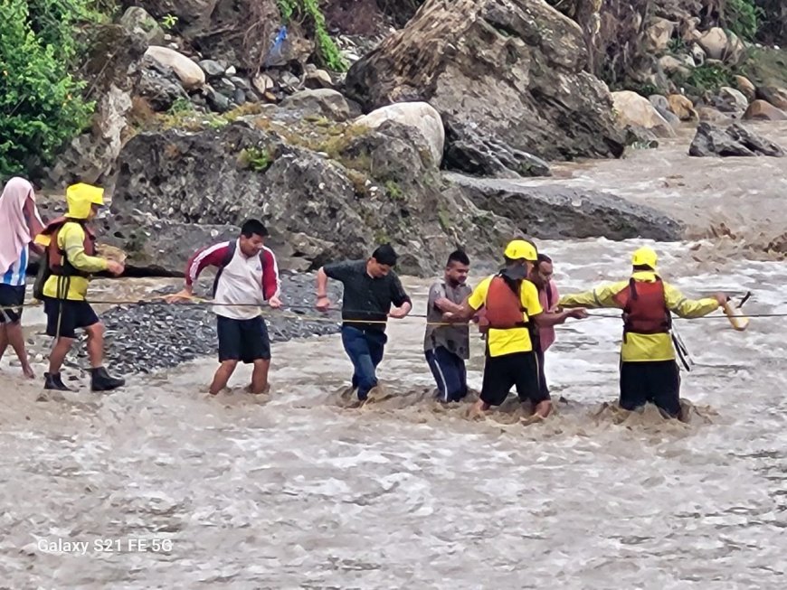 देहरादून: गुच्चूपानी में अचानक जलस्तर वृद्धि, SDRF ने 7 पर्यटकों का सफल रेस्क्यू किया