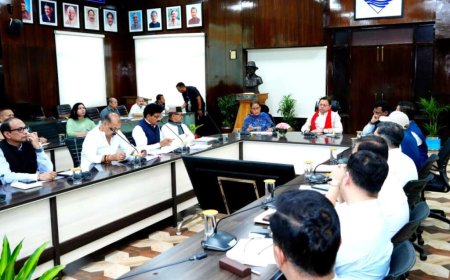 देहरादून: सीएम धामी की बैठक में अधिकारी निकले अधूरे जानकारियों के साथ, नाराजगी जाहिर