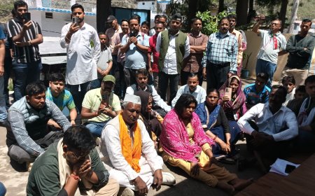 पंकज आत्महत्या प्रकरण: यूकेडी ने मृतक की मां के साथ घेरा थाना, कानून व्यवस्था की मांग