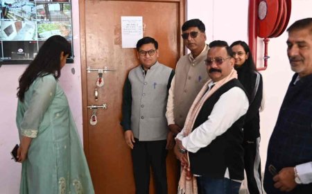 जिला निर्वाचन अधिकारी ने ईवीएम और वीवीपैट वेयरहाउस का किया निरीक्षण - टिहरी गढ़वाल