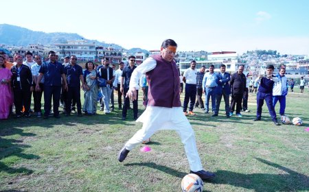पिथौरागढ़ में नया क्रिकेट मैदान उद्घाटन, खिलाड़ियों के साथ उतरे मैदान में