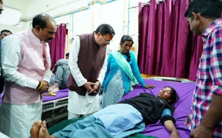 मुख्यमंत्री पुष्कर सिंह धामी ने पिथौरागढ़ जिला अस्पताल में मरीजों से मिलकर किया हालचाल का पता