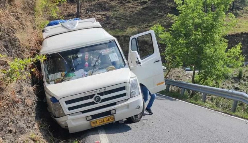 मोरियाना टॉप पर टेंपो ट्रैवलर की दुर्घटना, टिहरी पुलिस ने तेजी से किया राहत कार्य