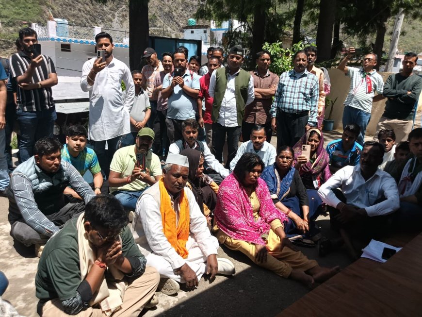 पंकज आत्महत्या प्रकरण: यूकेडी ने मृतक की मां के साथ घेरा थाना, कानून व्यवस्था की मांग
