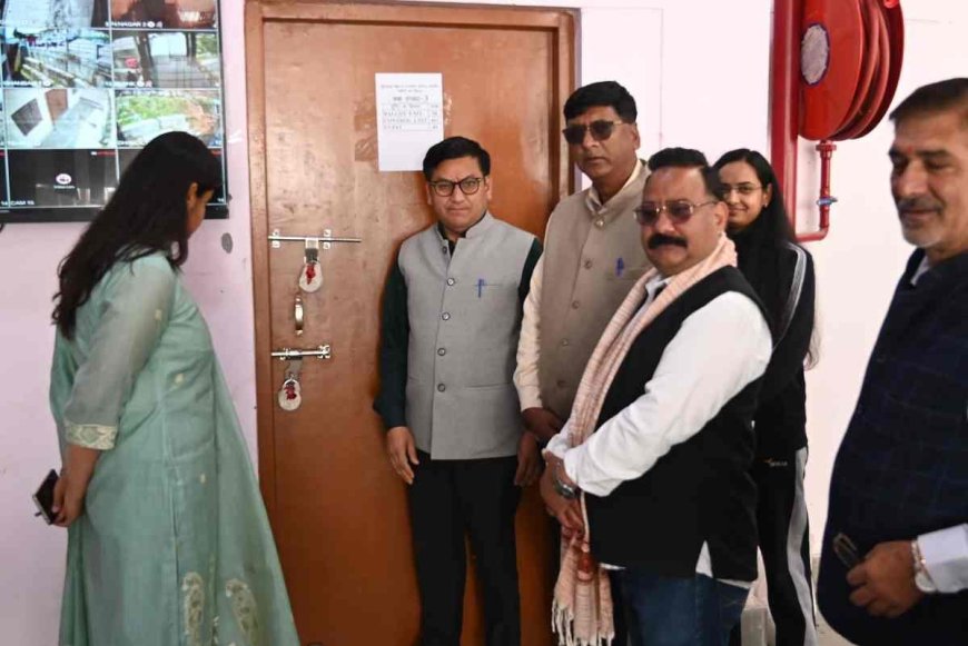 जिला निर्वाचन अधिकारी ने ईवीएम और वीवीपैट वेयरहाउस का किया निरीक्षण - टिहरी गढ़वाल