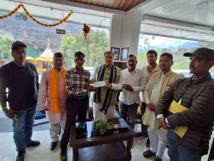 चमोली में बिजली गिरने से मारी गई बकरियों के पशुपालकों को प्रशासन ने किया मुआवजा वितरित