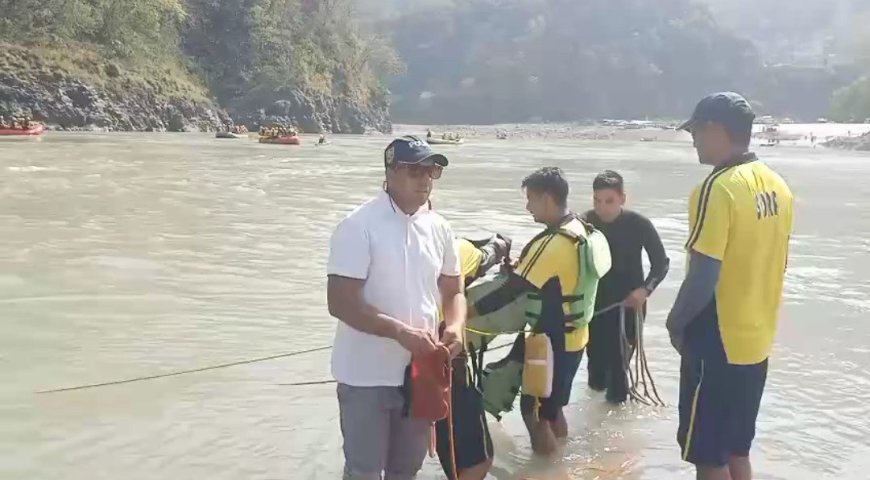 ऋषिकेश में बड़ा हादसा: नमामि गंगे घाट पर राजस्थान का युवक डूबा, SDRF ने सर्च ऑपरेशन शुरू किया