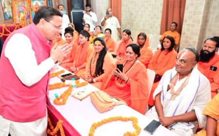 सीएम धामी ने हरिद्वार में संतों से प्राप्त की 'सनातन के रक्षक' की उपाधि