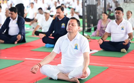मुख्यमंत्री पुष्कर सिंह धामी का सामूहिक योगाभ्यास - योग को दैनिक जीवन का अभिन्न अंग बनाने का आह्वान