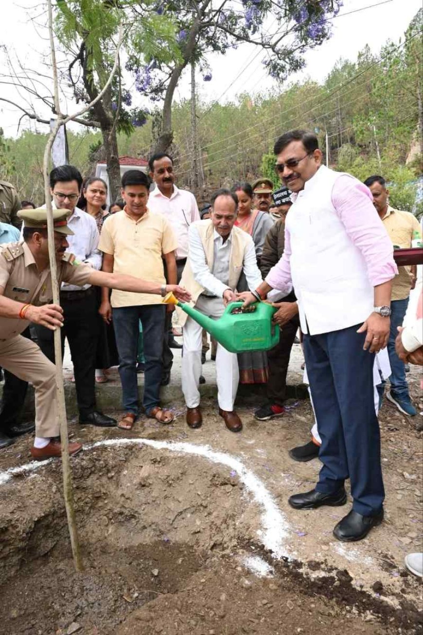 उत्तराखंड के मुख्य सचिव आनंद बर्धन ने टिहरी में शिक्षा एवं खेल सुविधाओं का किया निरीक्षण
