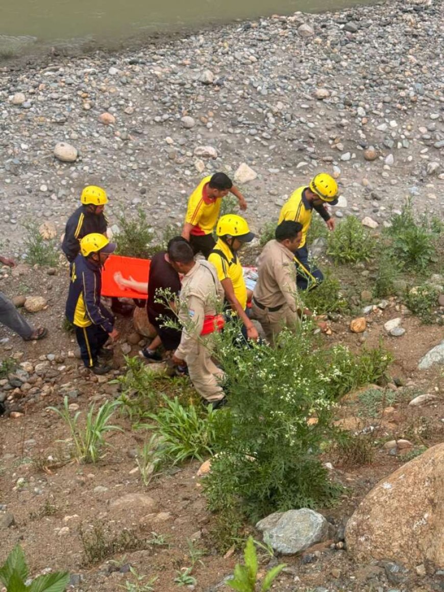 उत्तराखंड में फिर बड़ा सड़क हादसा: खाई में गिरी कार, SDRF ने बचाए पांच लोग