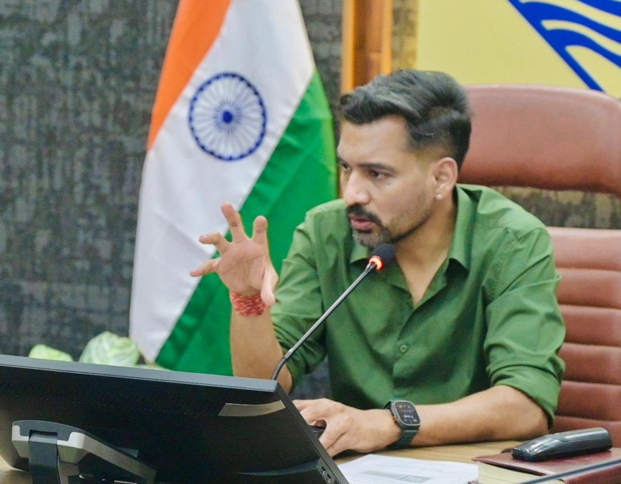 डीएम का बैंकों पर सख्त रवैया: जनता को हो रही परेशानी पर कार्रवाई की चेतावनी