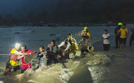 संतला देवी के पास उफनती नदी में फंसे 7 लोगों का SDRF द्वारा सफल रेस्क्यू