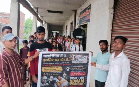 चंदौली में युवाओं ने शिक्षा सुधार की मांग को लेकर निकाली जनरैली, पेपर लीक के खिलाफ कैंडल मार्च