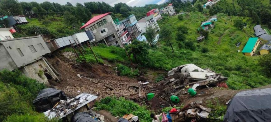 टिहरी गढ़वाल में कद्दूखाल: भूस्खलन से पुराना भवन क्षतिग्रस्त, प्रशासन अलर्ट