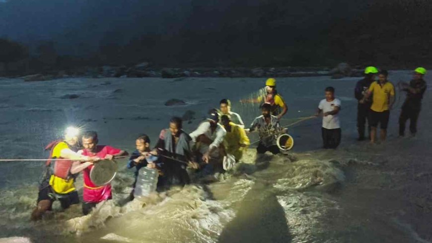 संतला देवी के पास उफनती नदी में फंसे 7 लोगों का SDRF द्वारा सफल रेस्क्यू