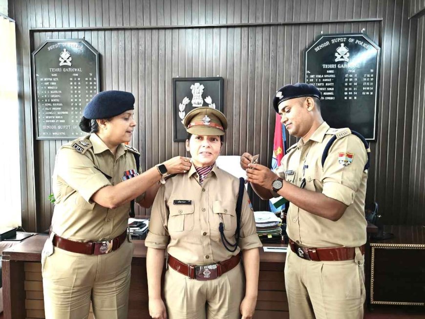 श्वेता भट्ट को मिली पदोन्नति, एसएसपी श्वेता चौबे ने दी बधाई एवं स्टार पहनाया