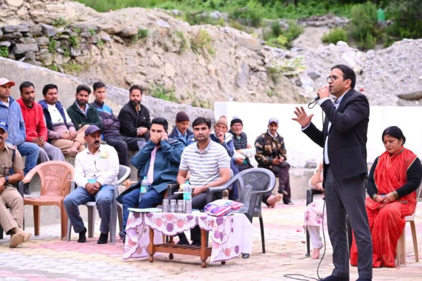 थराली आपदा की पहली बरसी: जिलाधिकारी ने प्रभावितों के बीच जाकर बढ़ाया संबल