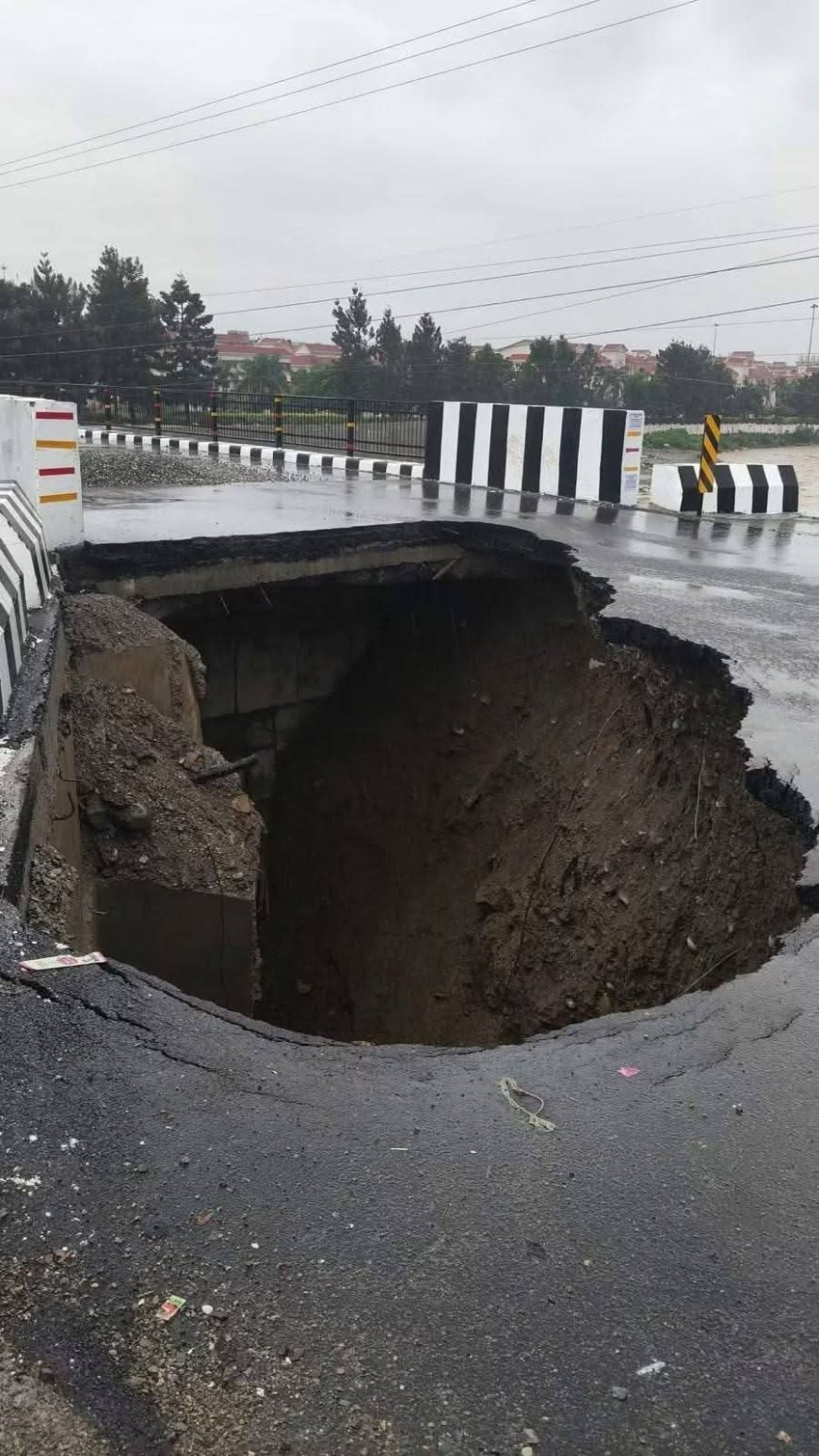 हिमालयन कंस्ट्रक्शन कंपनी का लाइसेंस निलंबित, तीन इंजीनियर भी निलंबित